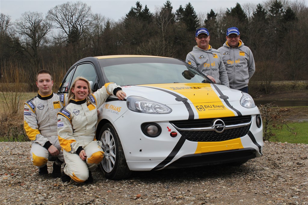 Jacob Madsen og Line Lykke Jensen vil forsøge at vinde den tyske rallycup udskrevet af ADAC og Opel med assistance fra serviceteamet John Madsen og Michael Lund
(Foto: Opel Danmark)